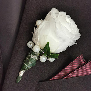 Anstecker für den Bräutigam mit gefriergetrockneter Rose