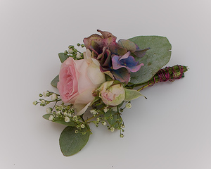 Anstecker mit Rosen, französischen Hortensien und Schleierkraut