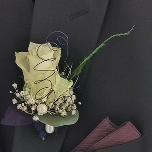 Hochzeit - Anstecker für den Bräutigam mit Rose, Schleierkraut und Perle