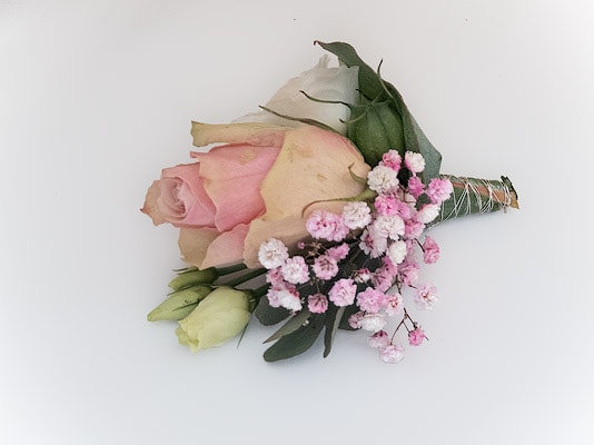 Anstecker mit Rosen und rosa Schleierkraut