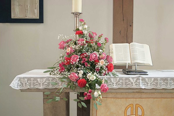 Hochzeit Altarschmuck in einer Kirche