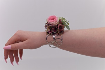 Accessoires - Armschmuck mit französischer Hortensie und Rose