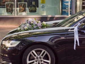 Hochzeit - Autodekoration, Bouquet mit Ecuador Rosen eines Audi