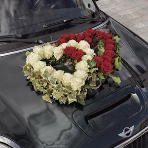 Hochzeit - Autoschmuck, doppeltes Herzgesteck mit Ecuador Rosen auf einem Mini