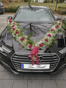 Hochzeit - Autoschmuck mit einer Girlande auf einem Audi