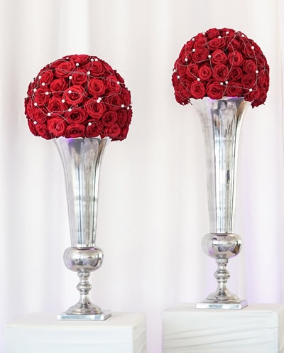 Hochzeit, Dekoration mit Rosengestecken