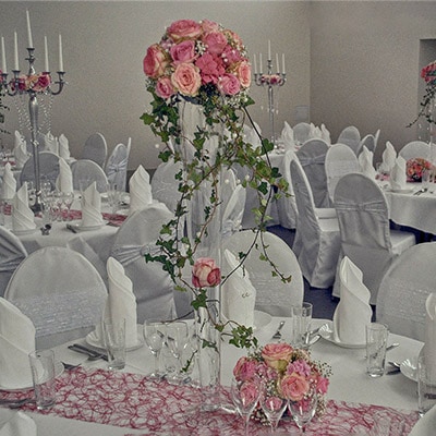 Hochzeit - Tischdekoration mit verschiedenen Rosengestecken