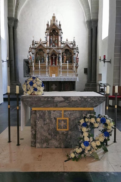 Kirchendekoration, Altarschmuck und Herz mit Rosen