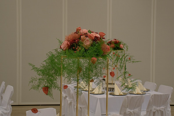 Tischgesteck mit Rosen, Gerbera und Lampionblumen