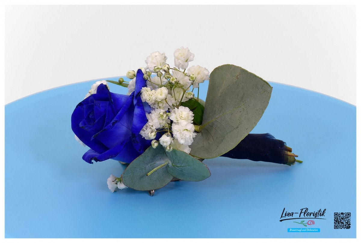 Hochzeit - Anstecker mit blauer Rose, Eukalyptus und Schleierkraut