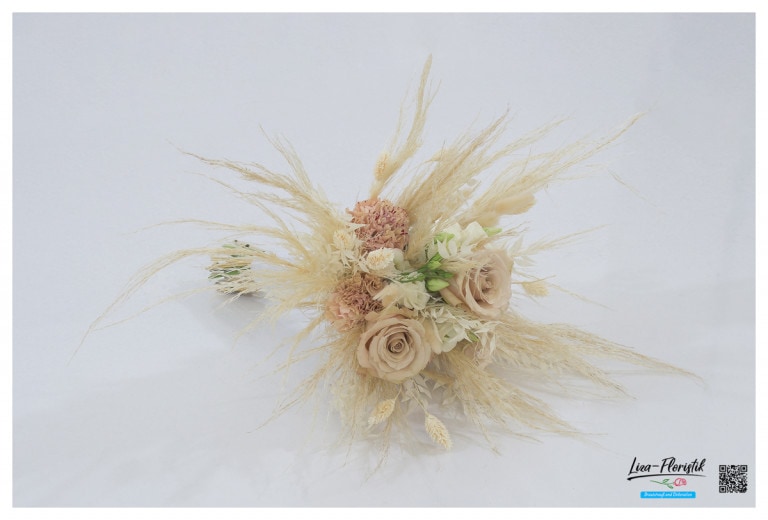 Brautstrauß mit Rosen, Nelken, Lisianthus und Trockenblumen
