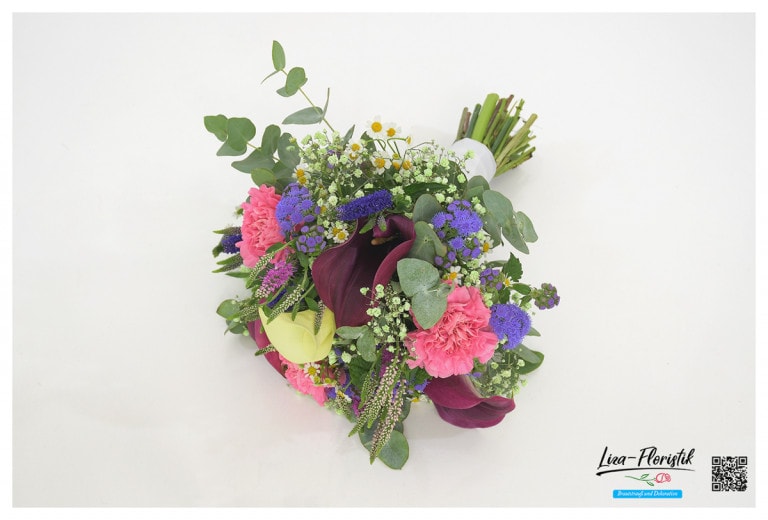 Brautstrauß mit Nelken Kamille, grünem Schleierkraut, Calla, Ageratum, Veronika und Eukalyptus - liegend