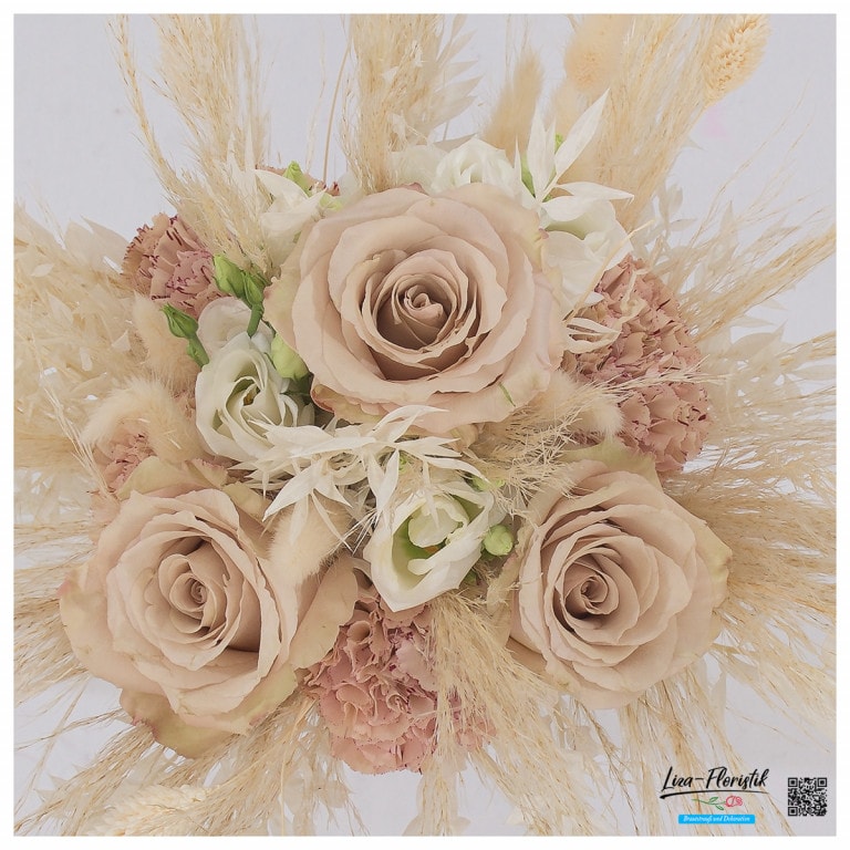 Brautstrauß mir Rosen, Nelken und Lisianthus von oben
