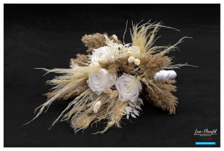 Brautstrauß mit weißen Rosen und Trockenblumen