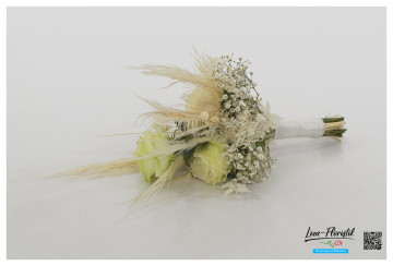 Brautstrauß mit Rosen, Schleierkraut und Trockenblumen  - liegend -