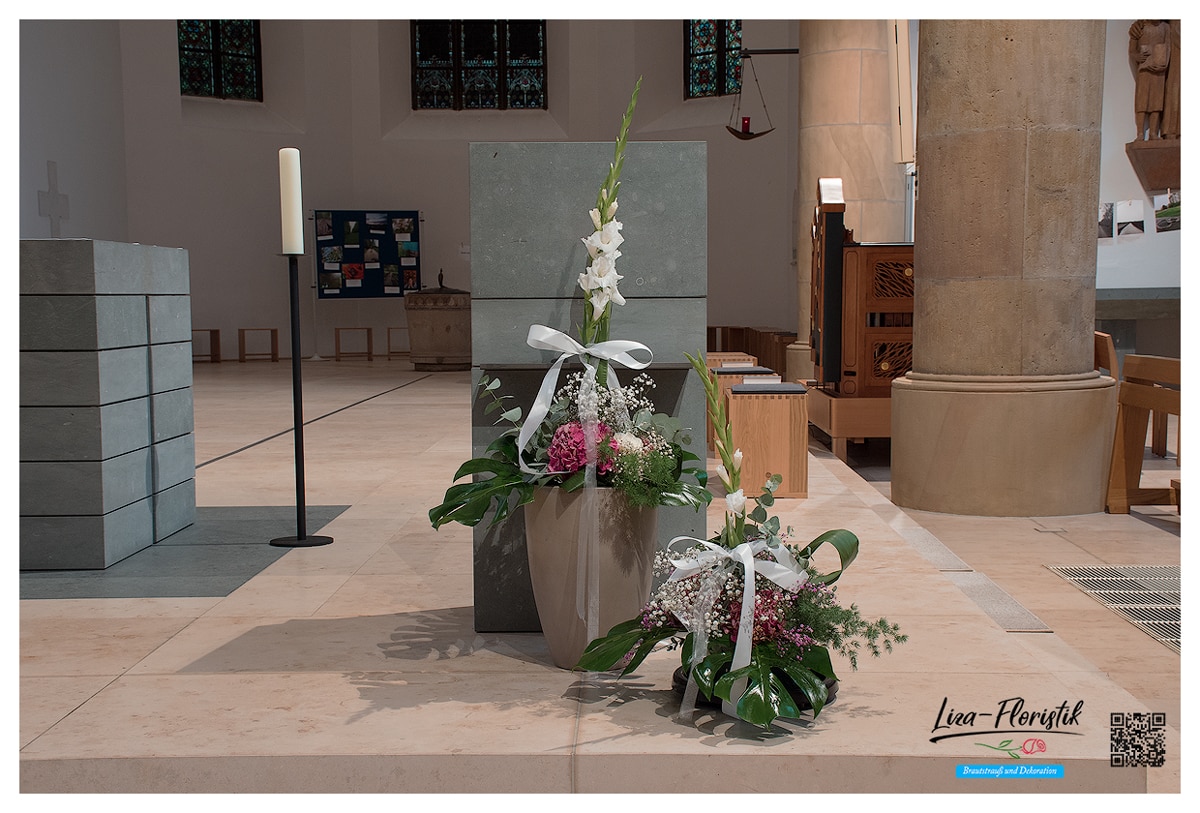 Gestecke am Altar mit Hortensien, Lilien und Schleierkraut