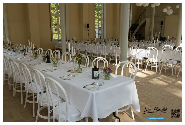 Orangerie Rheda-Wiedenbrück - Tischdekoration mit Blumen zur Hochzeit