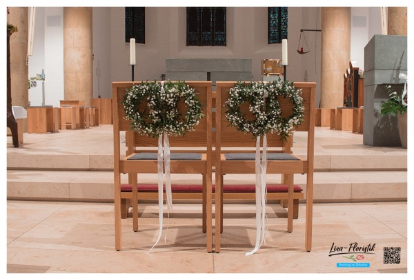 Stuhldekoratin des Brautpaares in der Kirche