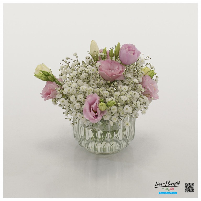 Tischdekoration mit Lisianthus und Schleierkraut