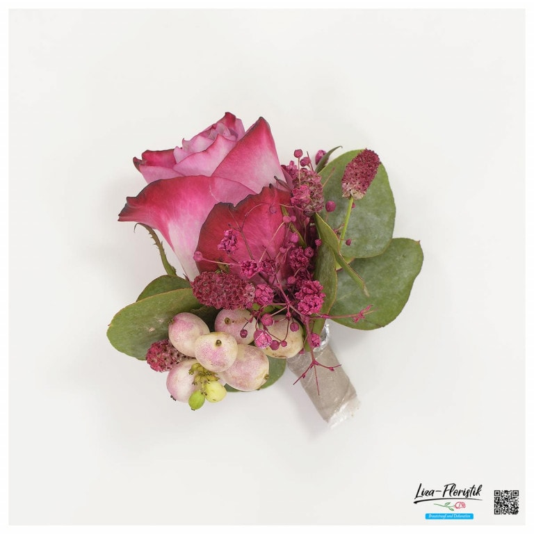 Anstecker mit Rose Deep Purple, Wiesenknopf, Eukalyptus und Knallerbsen