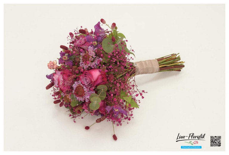 Brautstrauß mit Clematis und Rosen  - liegend -