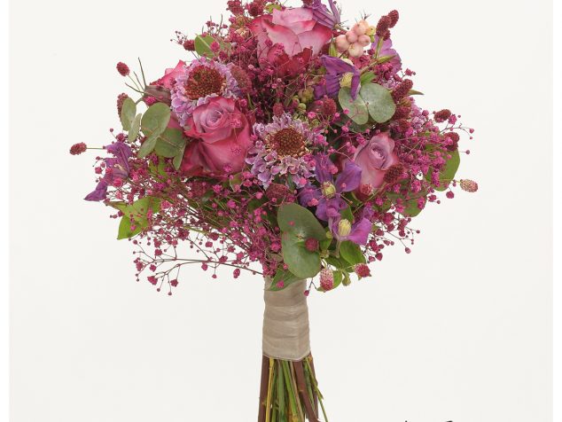 Brautstrauß mit Clematis, Ecuador Rose "Deep Purple", Schleierkraut, Eukalyptus, Skabiose und Wiesenknopf