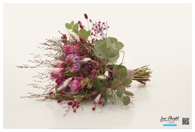Brautstrauß mit Wiesenknopf und Rosen  - liegend -