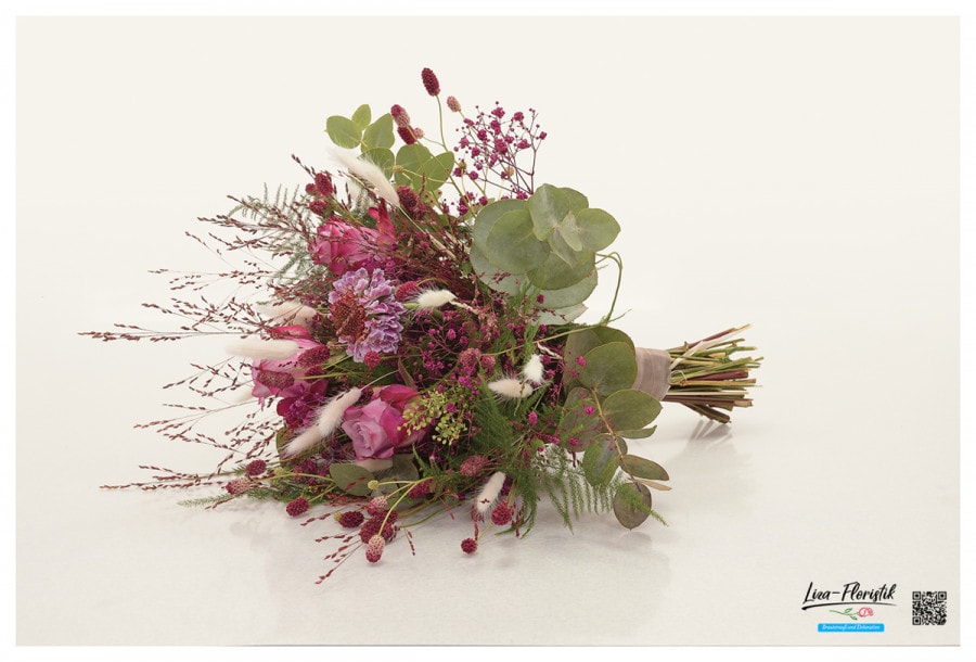 Brautstrauß mit Wiesenknopf und Rosen  - liegend -