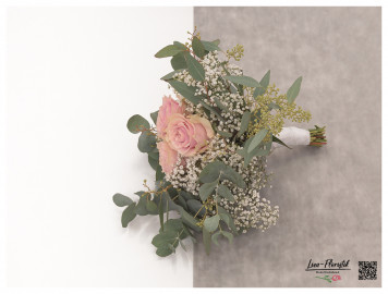 Brautstrauß mit rosa Rosen, weißem Schleierkraut und Eukalyptus mit Beeren
