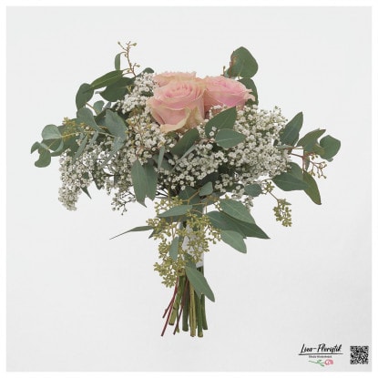 Brautstrauß mit rosa Rosen, weißem Schleierkraut und Eukalyptus/ Beeren