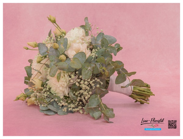 Brautstrauß mit Chrysanthemen, Lisianthus, Eukalyptus, Bartnelken und Schleierkraut