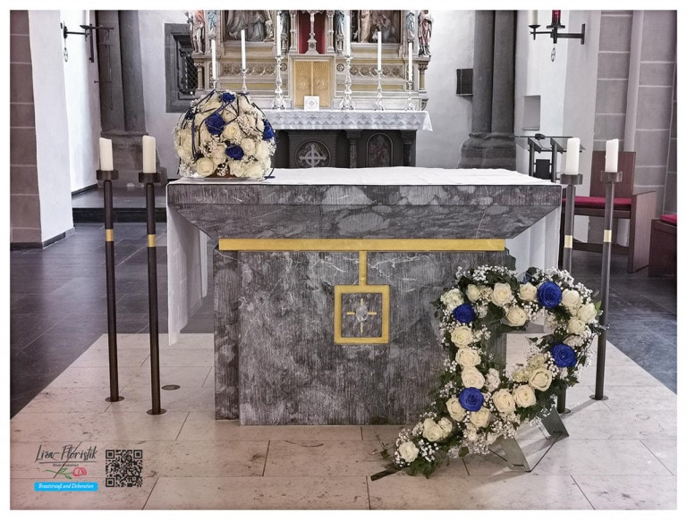 Sankt Pankratius in Stömede. Herzgesteck, sowie Altargesteck mit Ecuador Rosen