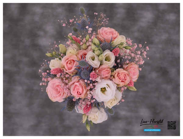 Brautstrauß mit Trockenblumen, Lisianthus, Rosen und Schleierkraut - oben -
