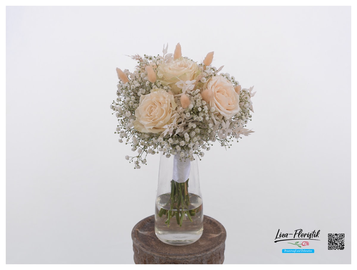 Brautstrauß mit Ecuador Rosen Mondial, Schleierkraut und Trockenblumen