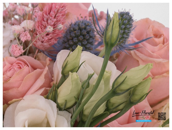 Trockenblumen, Lisianthus und Rosen - Detail -