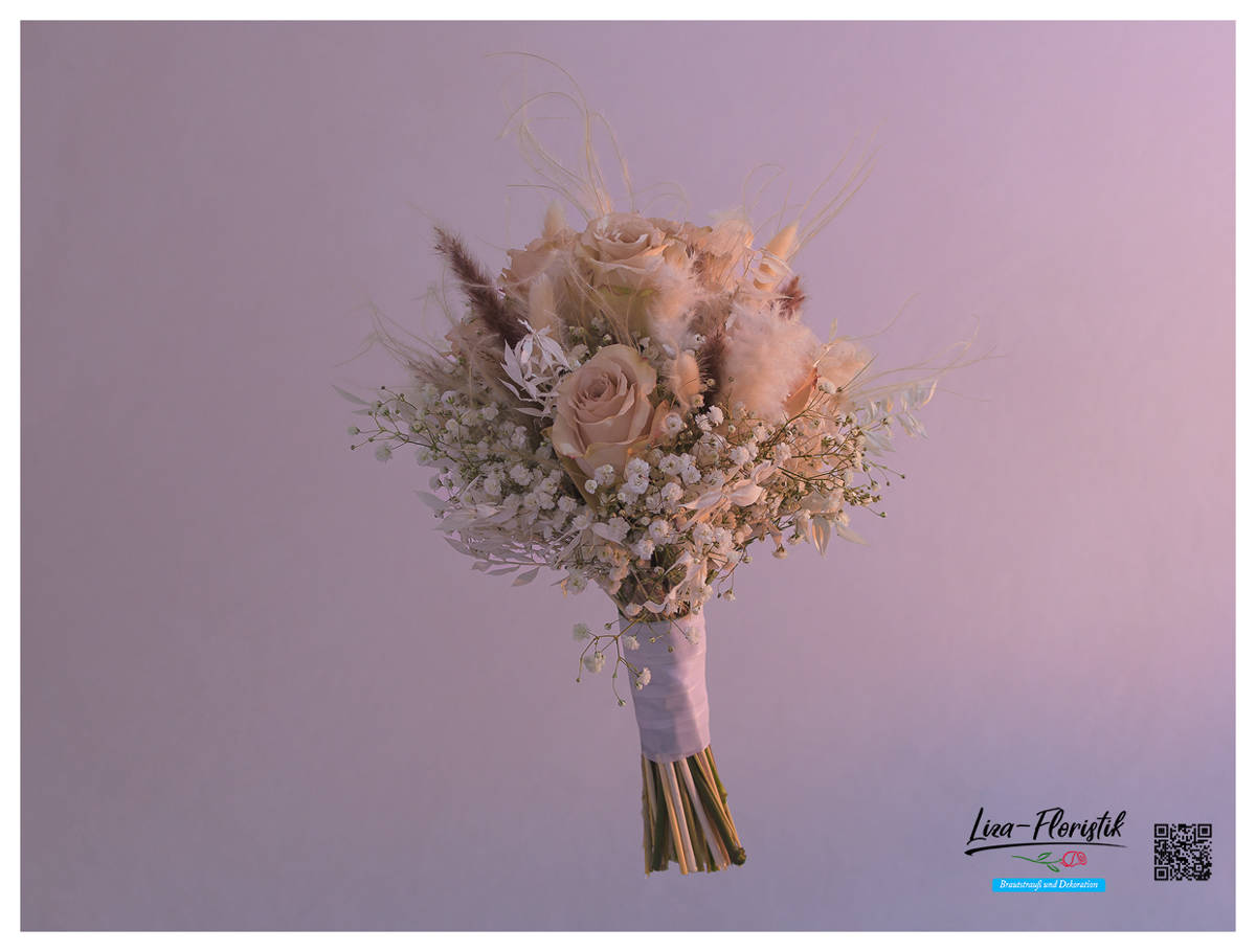 Brautbouquet mit Rosen, Schleierkraut und verschiedenen Trockenblumen