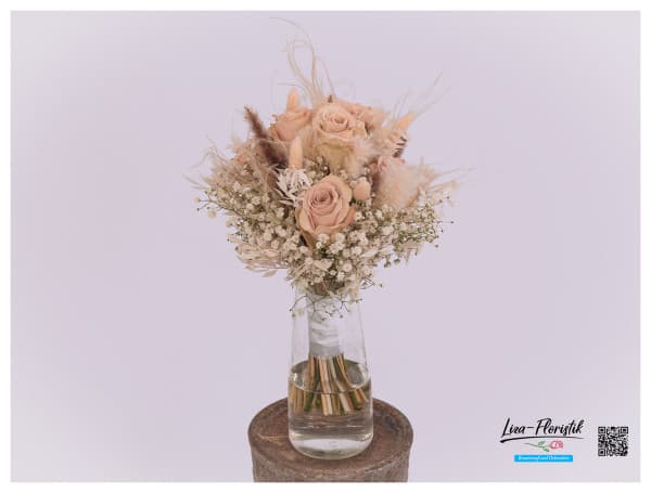 Brautstrauß mit Rosen, Schleierkraut und diversen Trockenblumen