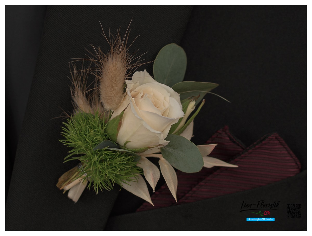 Anstecker mit Trockenblumen, Rose, Bartnelke und Eukalyptus