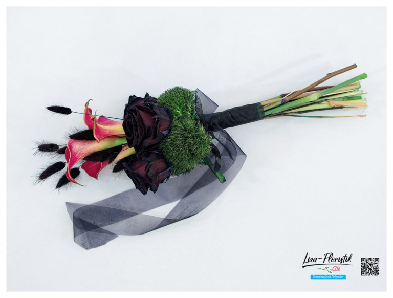Brautstrauß mit Lagurus, Calla und Bartnelken in schwarz, liegend