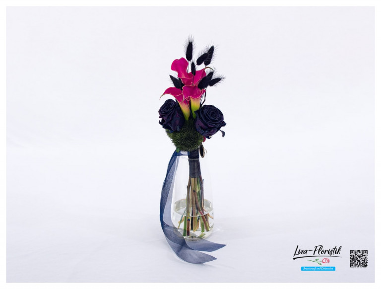 Schwarze Rosen, Calla, Bartnelken und Lagurus