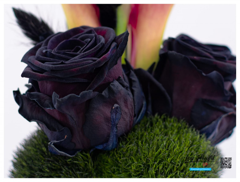 Geschwärzte Rosen im Brautstrauß