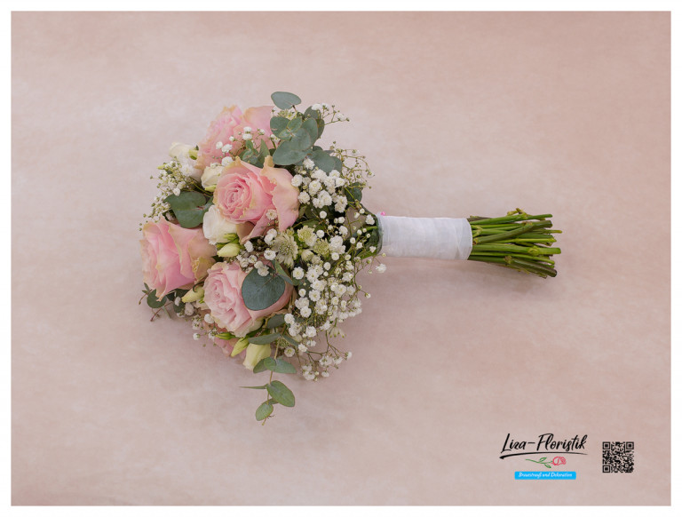 Brautstrauß mit Rosen, Lisianthus, Eukalyptus, Astrantia und Schleierkraut
