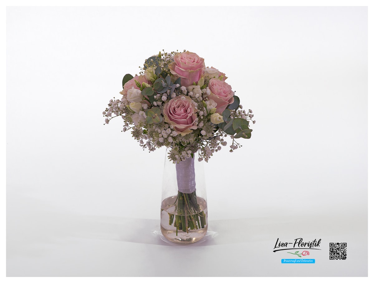 Brautstrauß mit Sterndolde, rosa Rosen, Lisianthus, Eukalyptus und weißem Schleierkraut