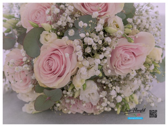 Brautstrauß mit rosa Rosen, Eukalyptus, Schleierkraut - Detail