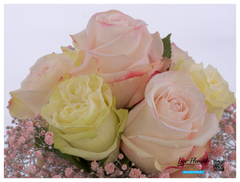 Brautstrauß - Rosen und Schleierkraut im Detail