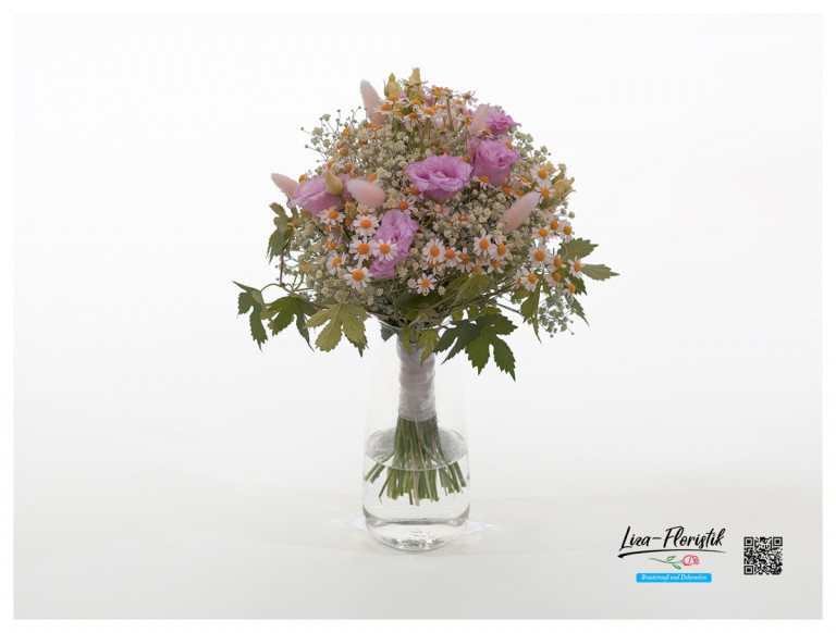 Sommerlicher Brautstrauß mit Lisianthus,  Kamille, grünem Schleierkraut und Lagurus