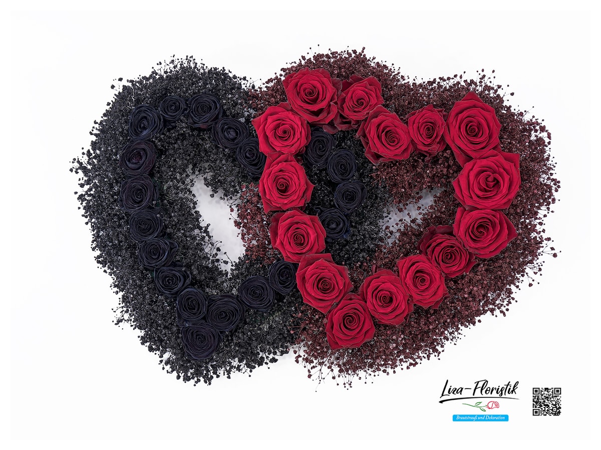 Autogesteck mit schwarzen und roten Rosen sowie gefärbtem Schleierkraut