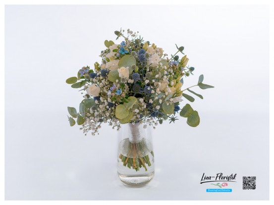 Brautbouquet mit Disteln, Lisianthus, Eukalyptus, Schleierkraut und Seidenblumen