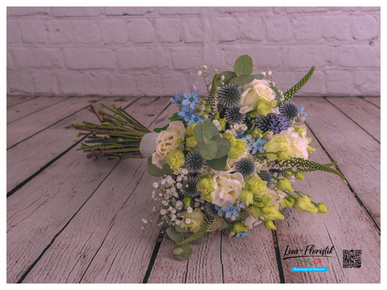 Lisianthus, Disteln, Eukalyptus, Schleierkraut, Veronika und Oxypetalum (Seidenblumen)