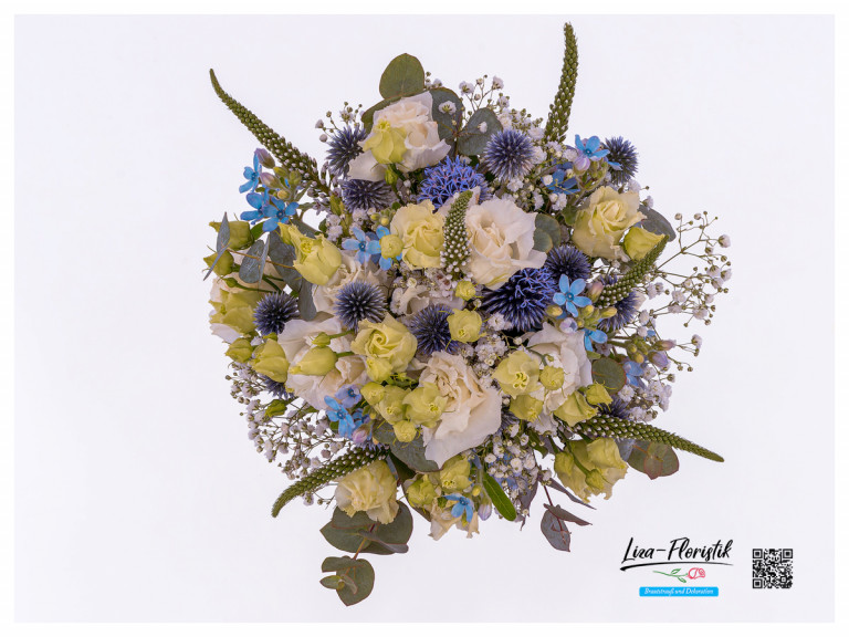 Brautstrauß im Detail mit Lisianthus, Disteln, Eukalyptus, Schleierkraut, Veronika und Oxypetalum (Seidenblumen)
